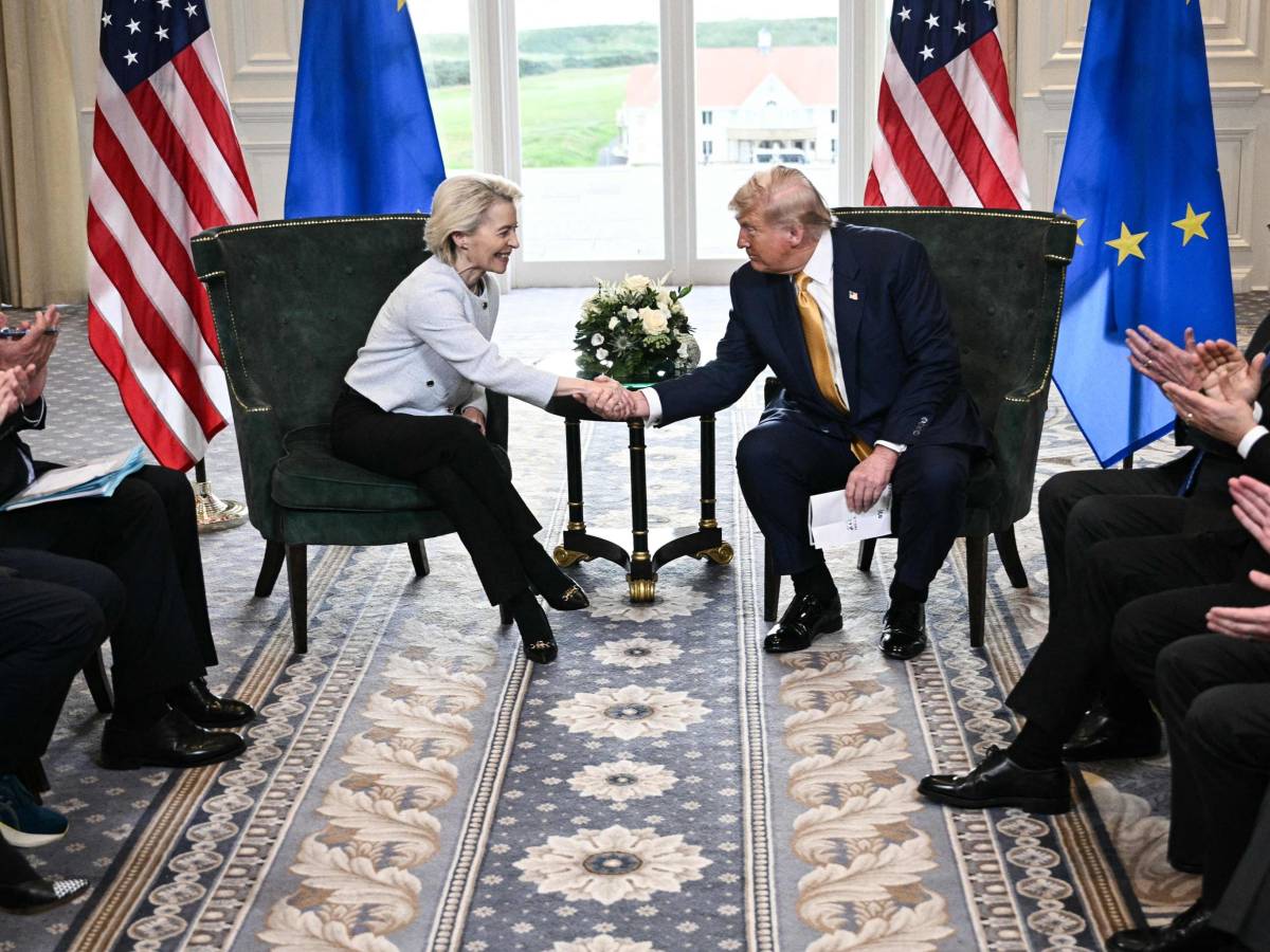 Dazi, Usa e Ue: c’è l’accordo per tariffe al 15%. Ecco cosa cambia adesso Dazi, Usa e Ue: c’è l’accordo per tariffe al 15%. Ecco cosa cambia adesso
