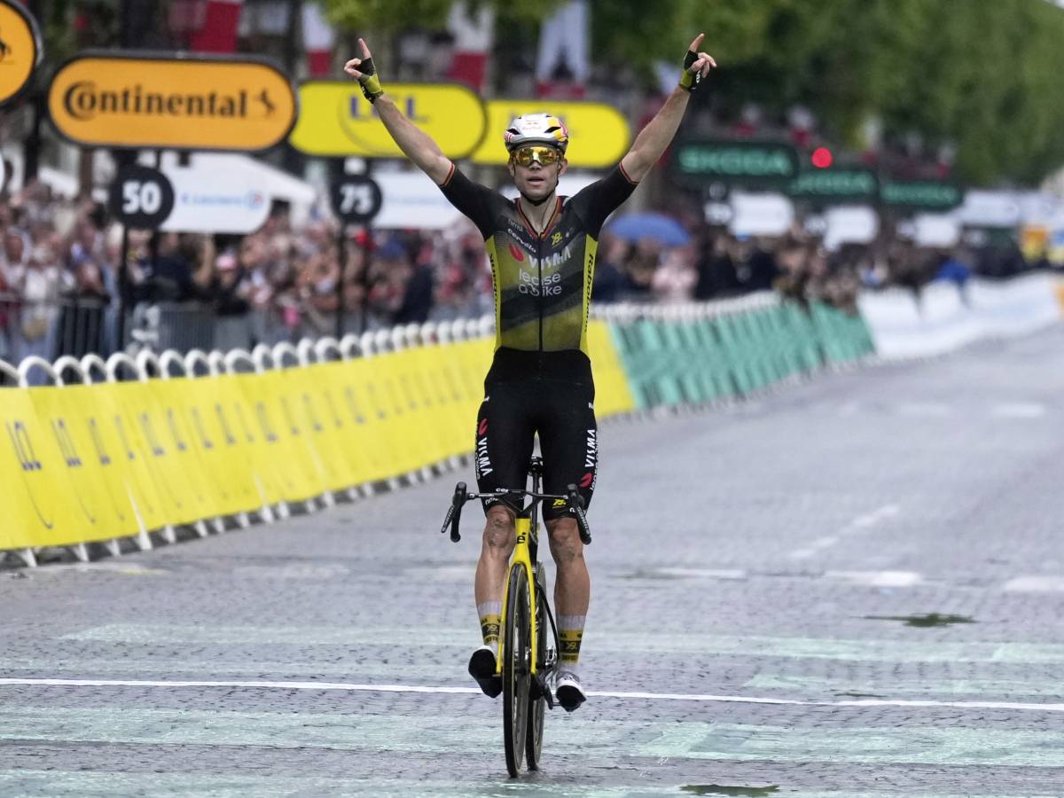 Tour de France, beffa finale per Pogacar: Van Aert lo stacca in salita e vince la tappa di Parigi Tour de France, beffa finale per Pogacar: Van Aert lo stacca in salita e vince la tappa di Parigi