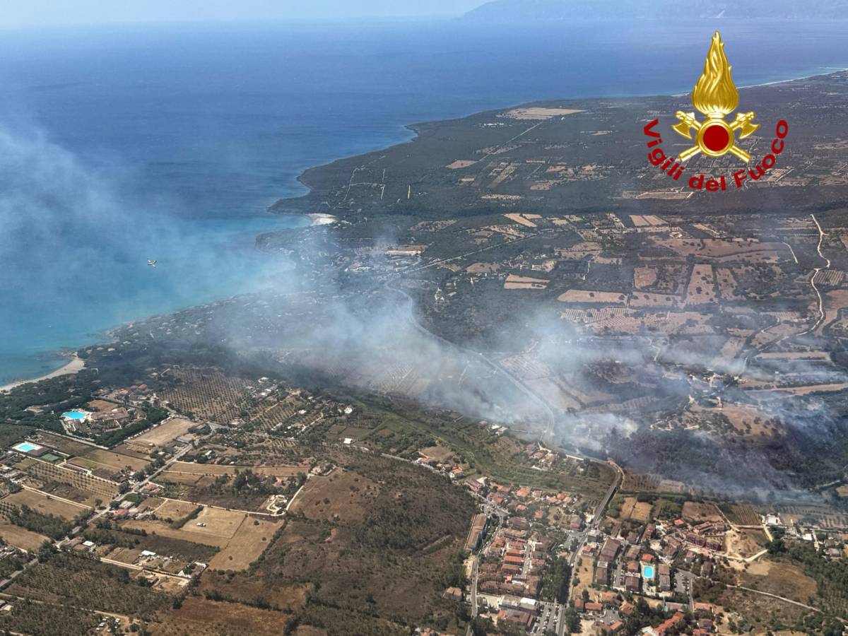 Incendi in Sardegna: fiamme a Orosei, evacuati resort e case. Allerta rossa sulla costa orientale
