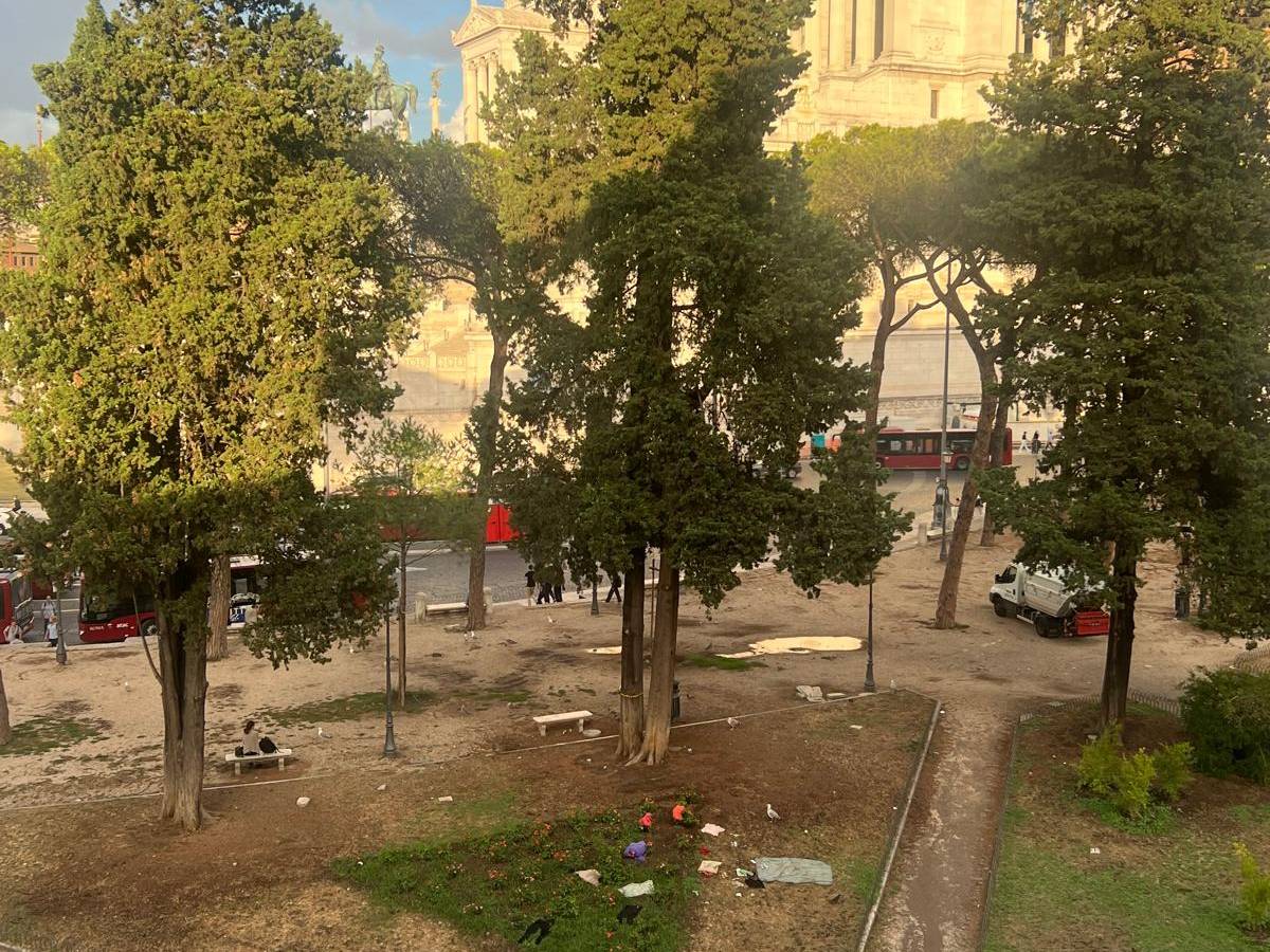 degrado e sporcizia ai piedi del campidoglio l accampamento con vista sull altare della patria