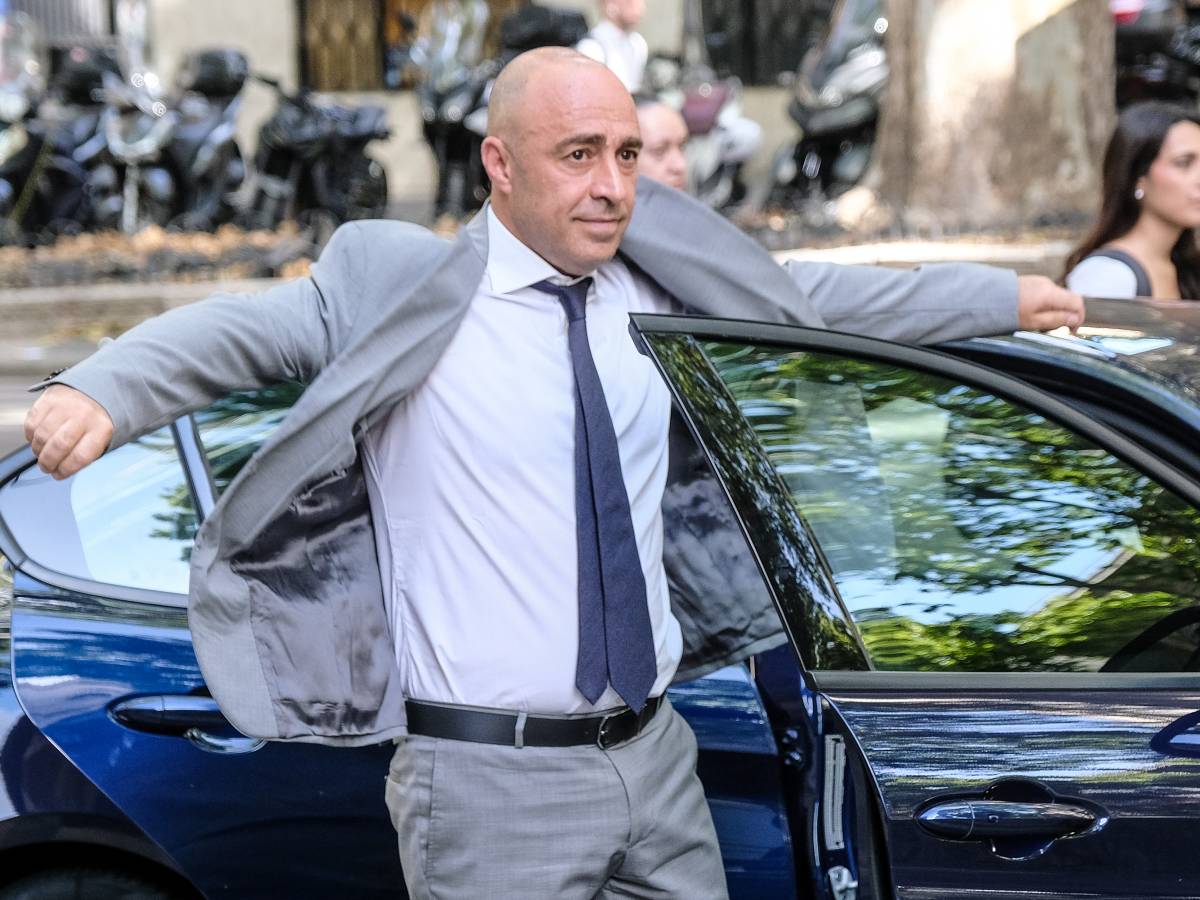 Taranto, gli ambientalisti anti Ilva assediano il Comune: si dimette il sindaco Bitetti Taranto, gli ambientalisti anti Ilva assediano il Comune: si dimette il sindaco Bitetti