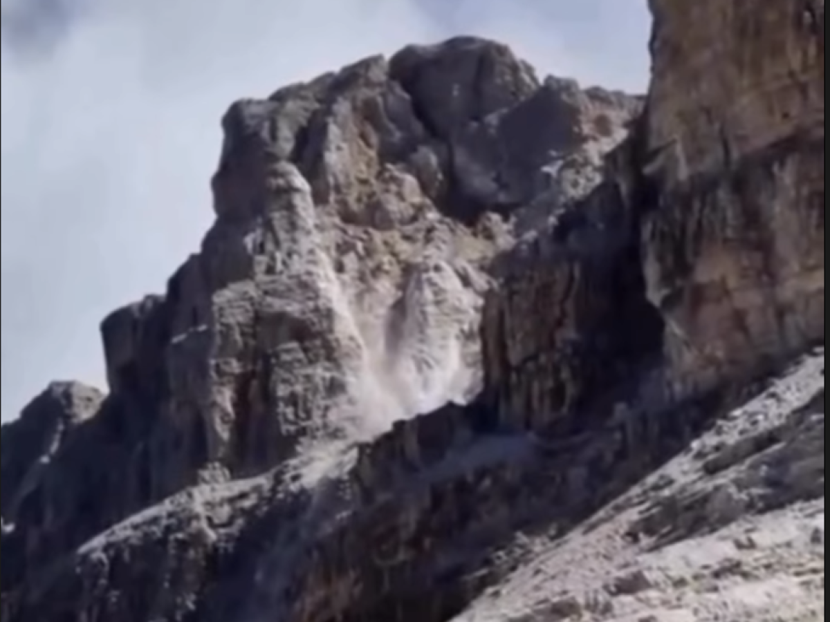 frana sulle dolomiti di brenta evacutati 100 escursionisti