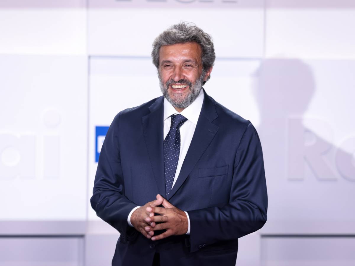 Flavio Insinna, la compagna conosciuta ad Affari Tuoi, Don Matteo e il ritorno in Rai con Carlo Conti: ecco dove lo vedremo