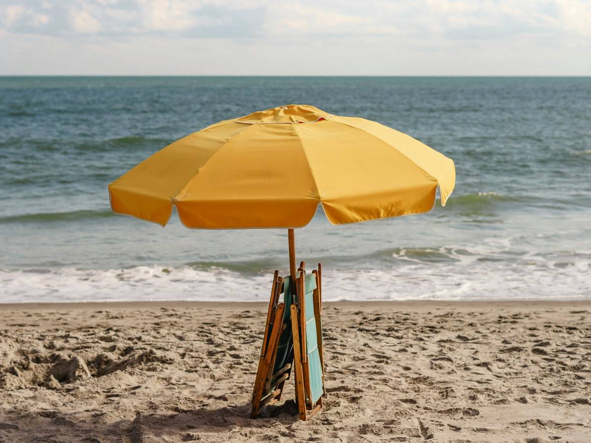 lasci l ombrellone per tenere occupato il tuo posto in spiaggia ecco cosa rischi