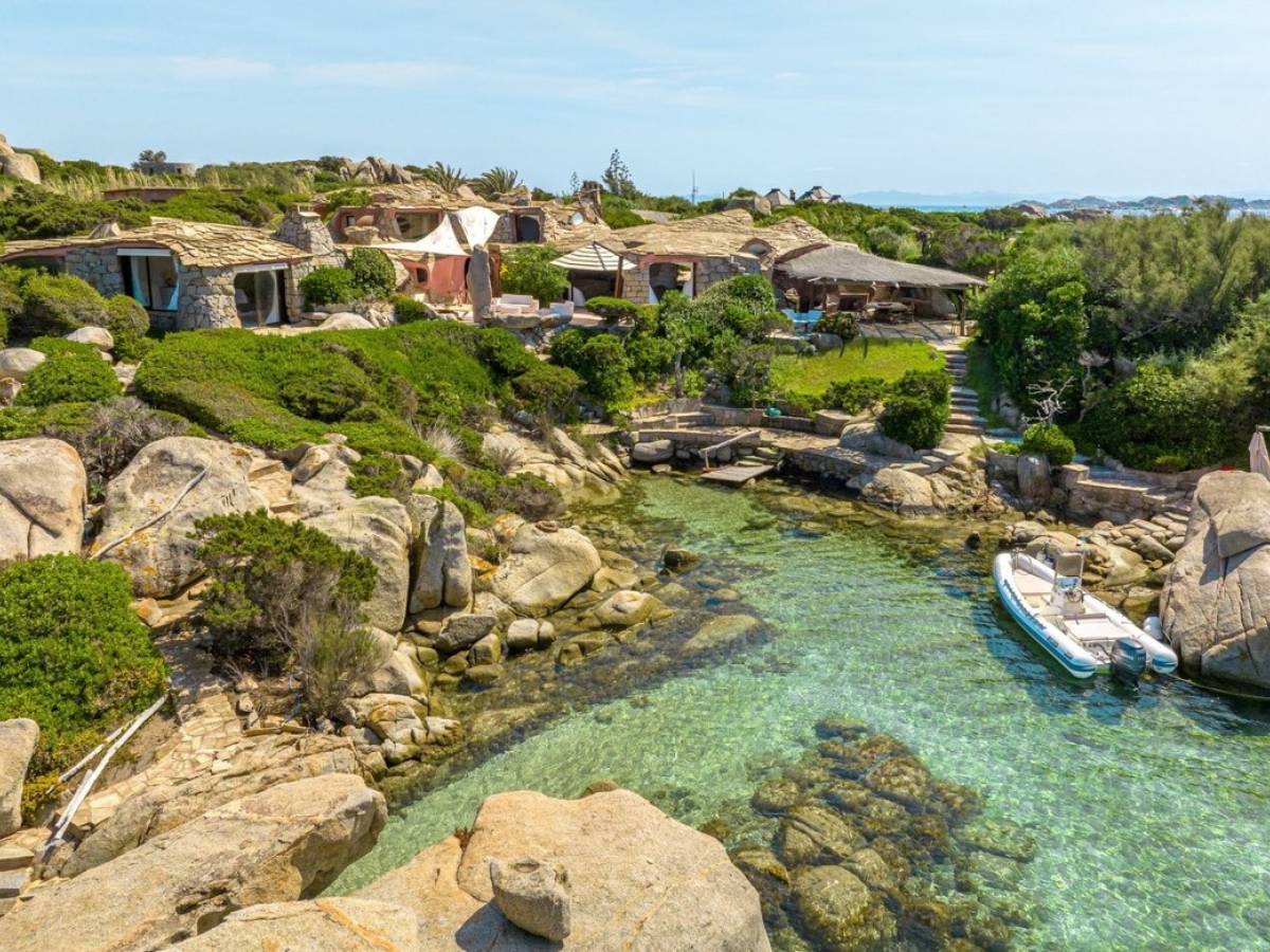 Emanuele Filiberto di Savoia, in vendita la villa dell’isola di Cavallo, luogo di un omicidio che segnò la famiglia: la cifra da capogiro Emanuele Filiberto di Savoia, in vendita la villa dell’isola di Cavallo, luogo di un omicidio che segnò la famiglia: la cifra da capogiro