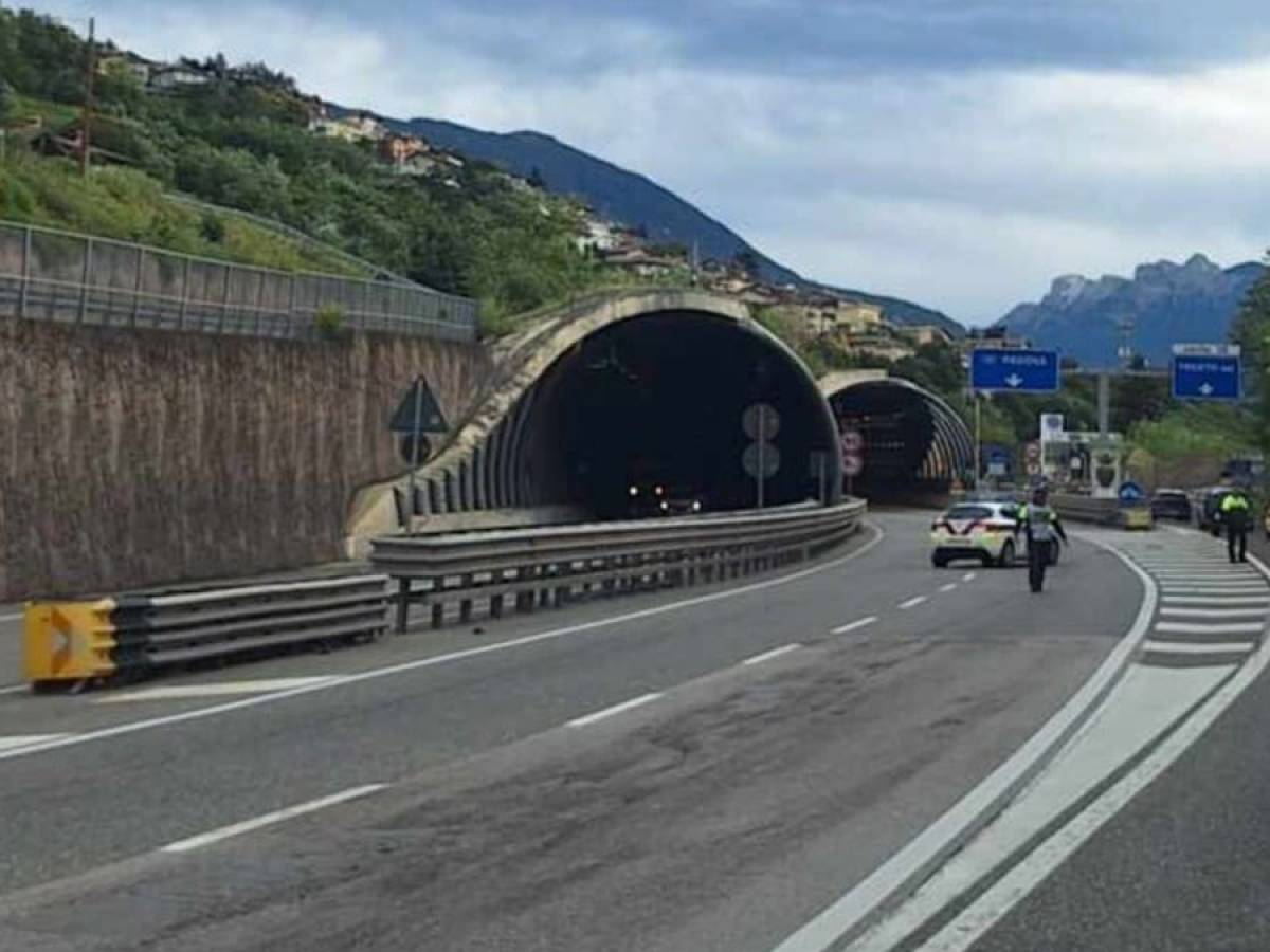 Bimbo di 10 anni corre a zig zag tra le auto: e l Bimbo di 10 anni corre a zig zag tra le auto: e l