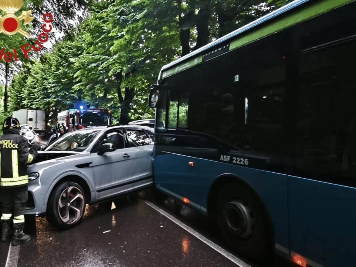 Perde il controllo del Suv e si schianta contro un bus. Paura per il calciatore Maxence Caqueret