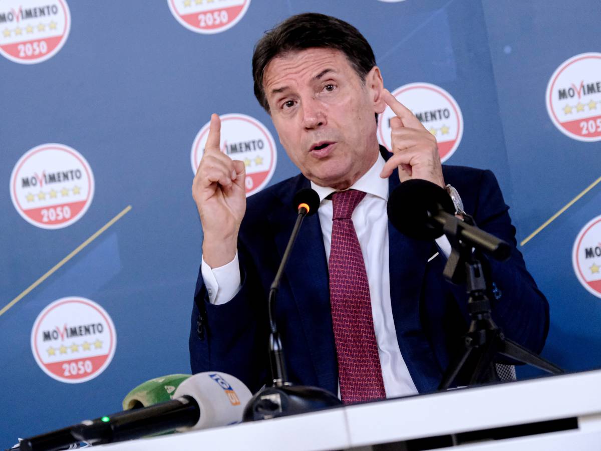 Conte si vuole far incoronare (di nuovo) presidente del M5S Conte si vuole far incoronare (di nuovo) presidente del M5S