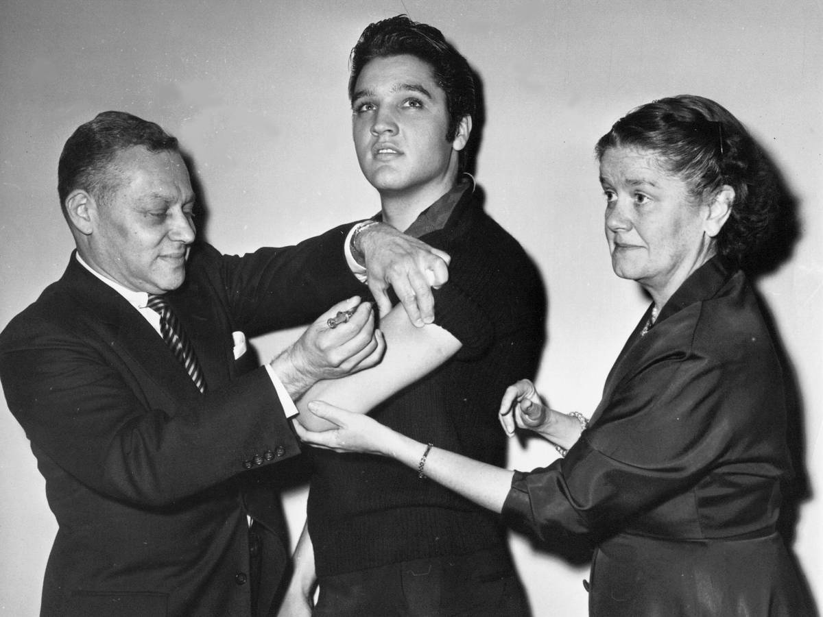 Il gemello perduto, la leggenda, la solitudine di un divo: le teorie fantasiose sulla morte di Elvis