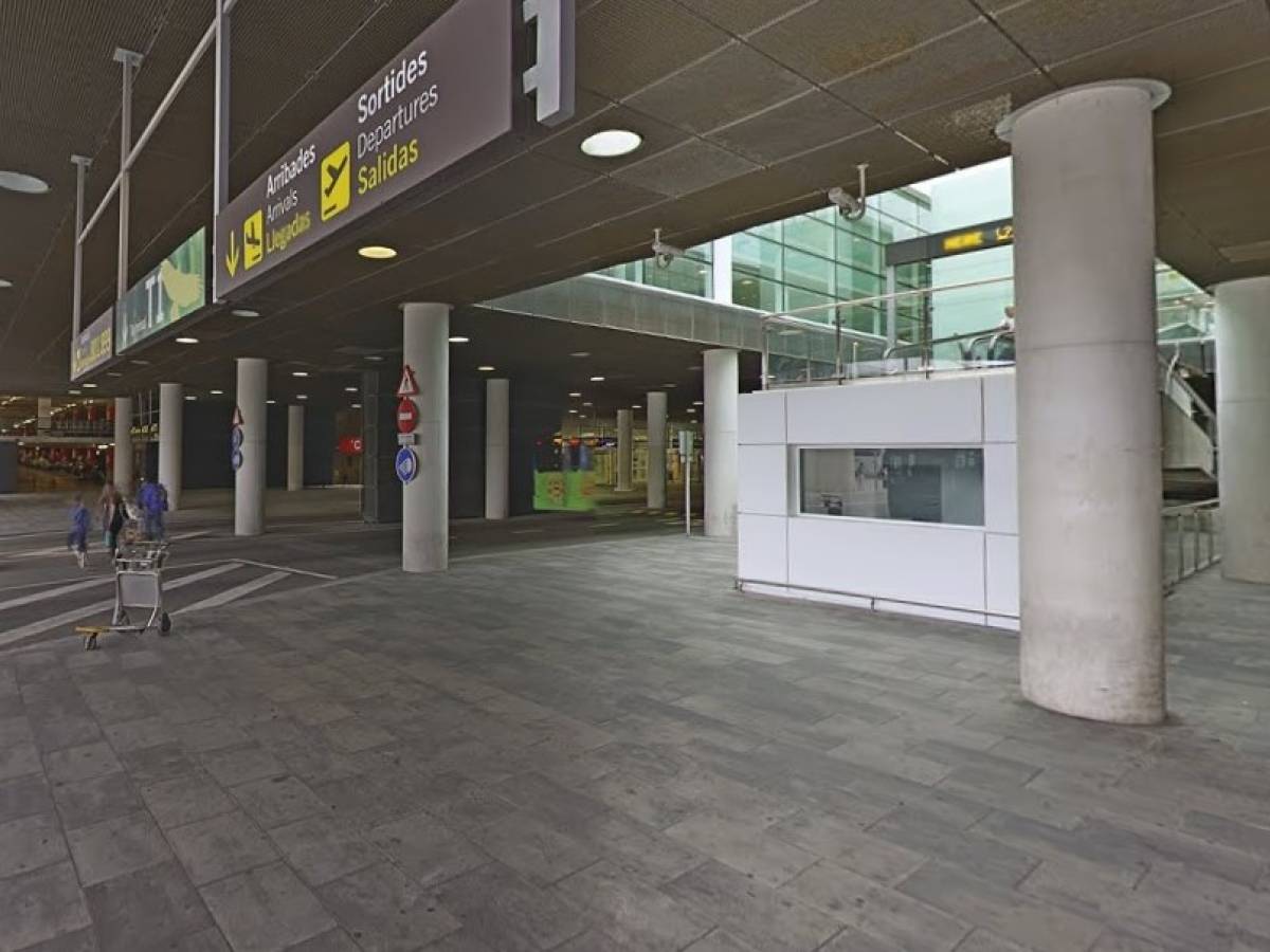 il bambino ha il passaporto scaduto i genitori lo lasciano in aeroporto e partono lo stesso