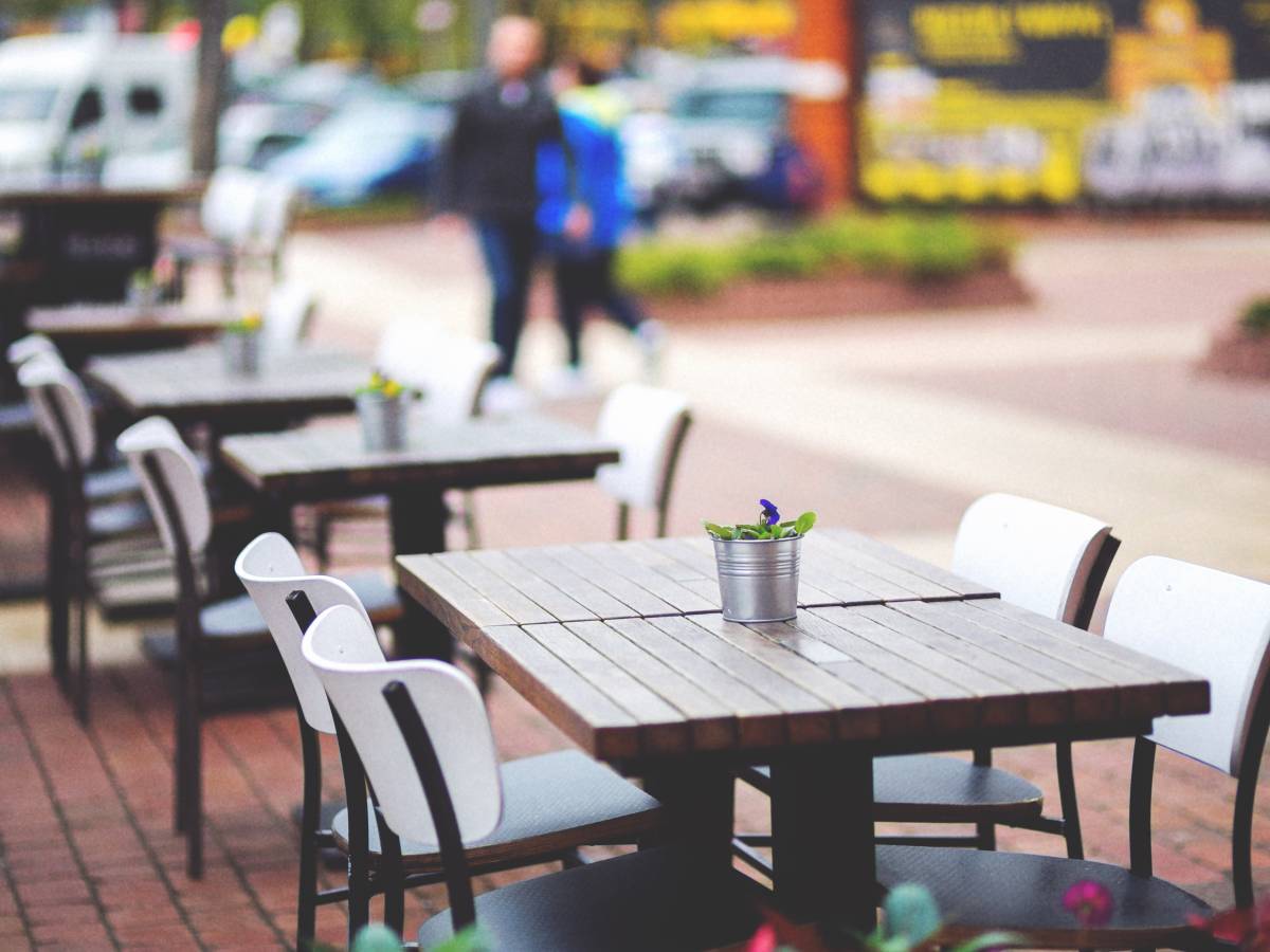 Tavolini e sedie del bar sotto il portico condominiale: non sempre è abuso Tavolini e sedie del bar sotto il portico condominiale: non sempre è abuso