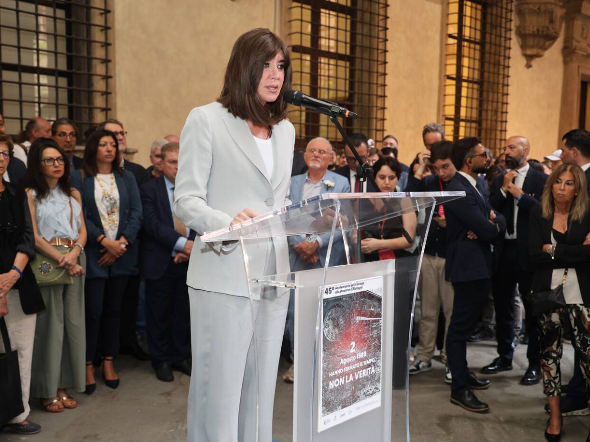 l anniversario tra urla e fischi contestati bernini e la russa