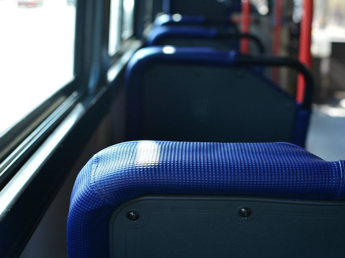 viaggia in autobus con la figlia di 2 anni chiusa in valigia arrestata una 27enne