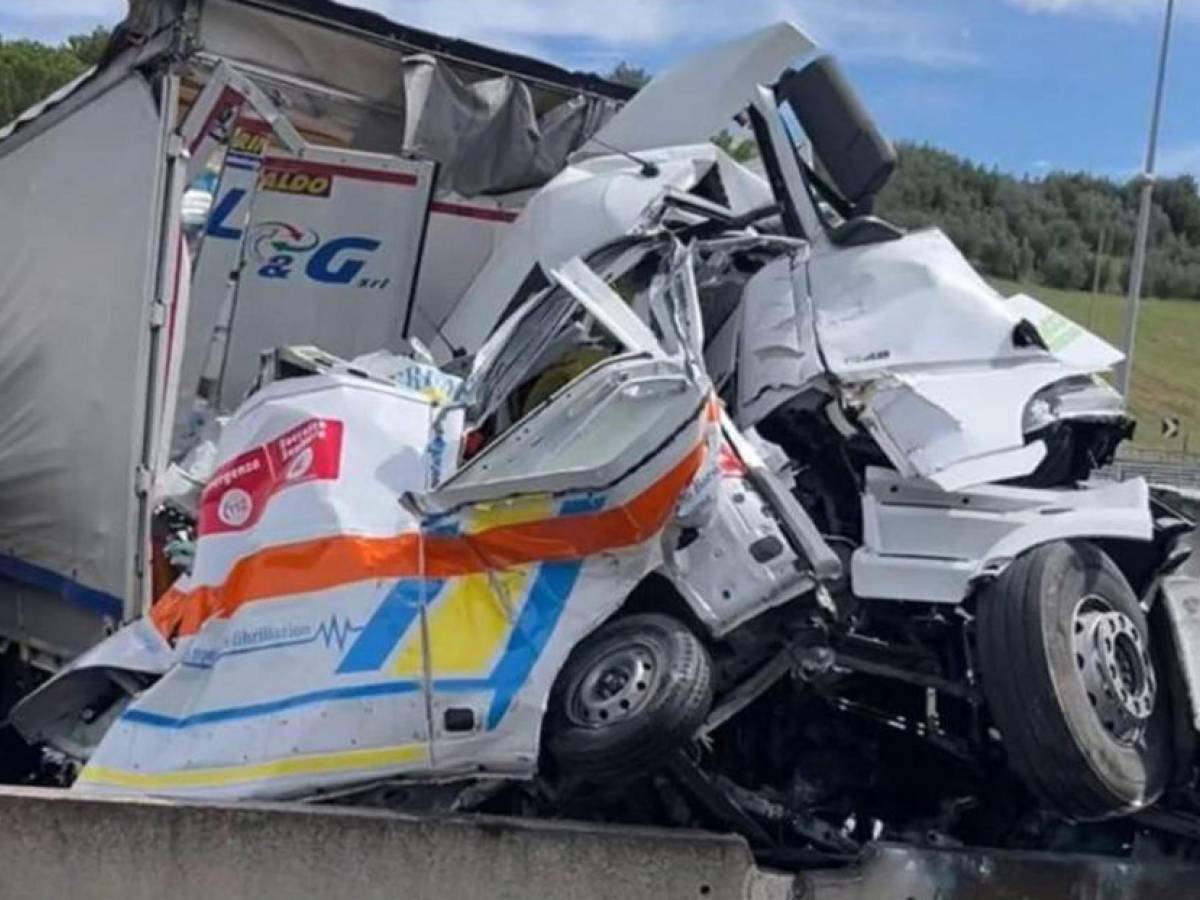 incidente sull a1 camion si schianta contro i mezzi in coda 3 morti su un ambulanza