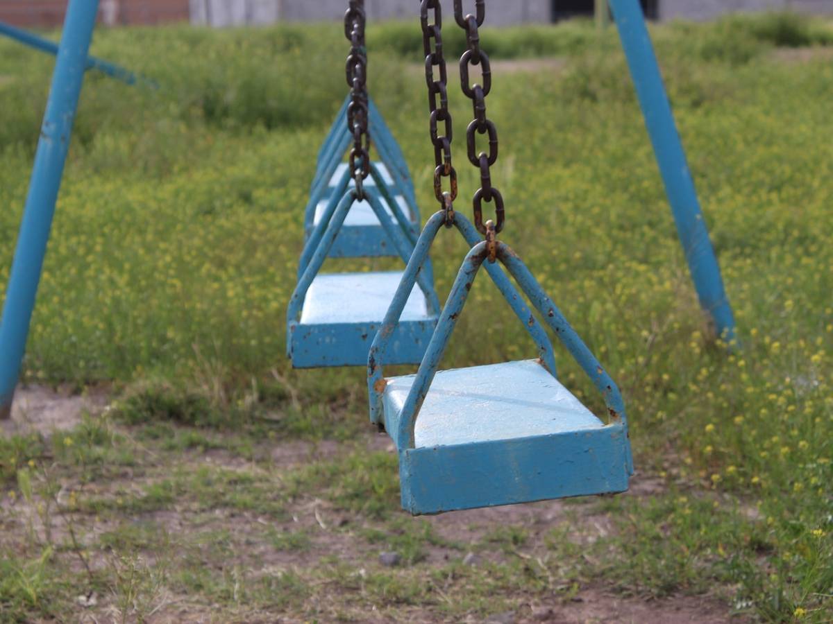 Muore a 6 anni muore colpita da un’altalena: cinque indagati per omicidio colposo Muore a 6 anni muore colpita da un’altalena: cinque indagati per omicidio colposo