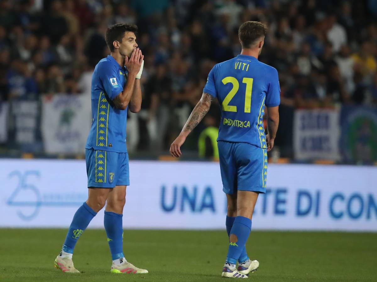 Rivoluzione in Serie A, stipendi dei calciatori ridotti in caso di retrocessione: cosa cambia la regola Rivoluzione in Serie A, stipendi dei calciatori ridotti in caso di retrocessione: cosa cambia la regola