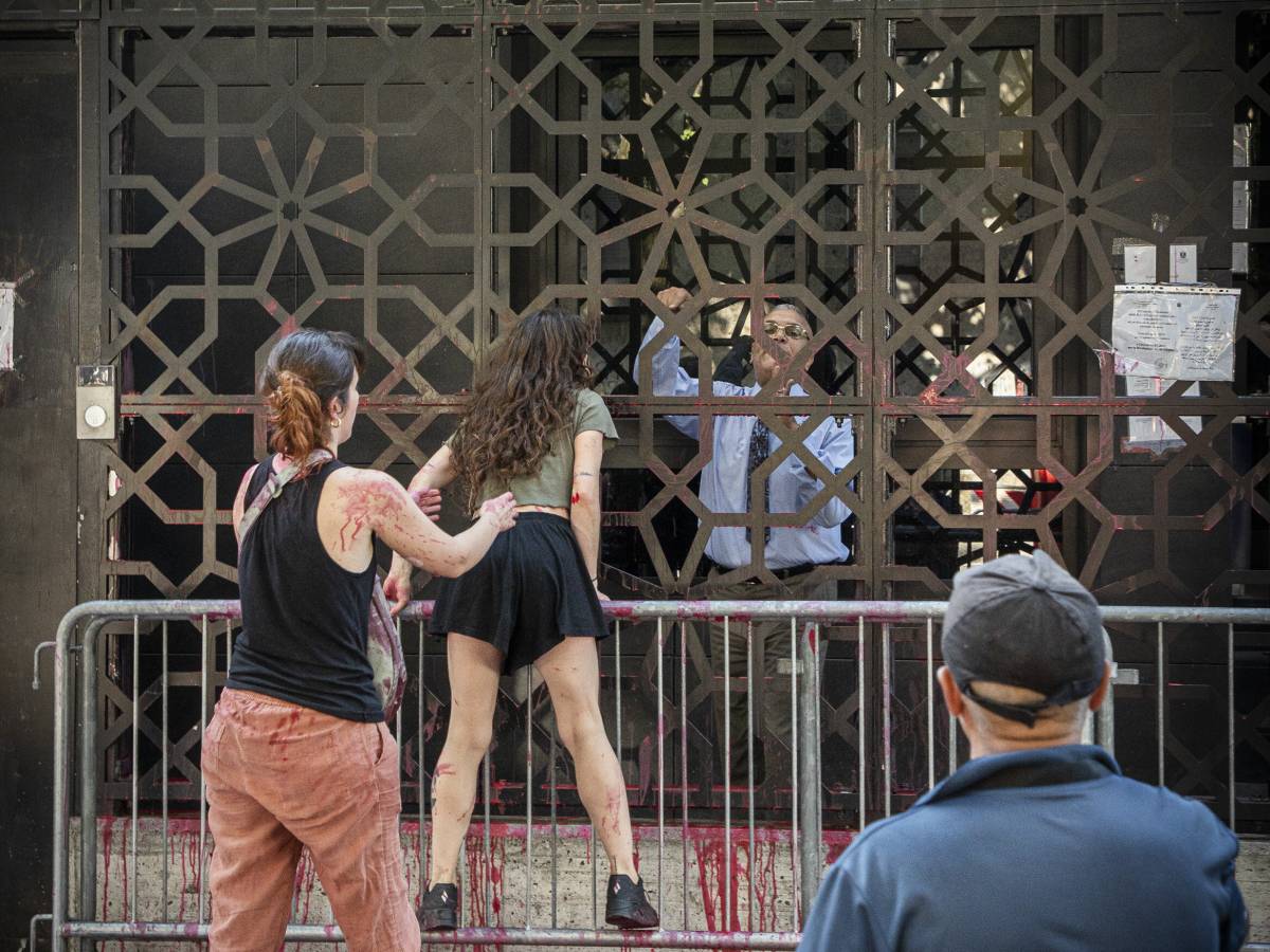 Svastiche sul portone di una famiglia ebrea e blitz al consolato egiziano: cosa succede a Milano Svastiche sul portone di una famiglia ebrea e blitz al consolato egiziano: cosa succede a Milano