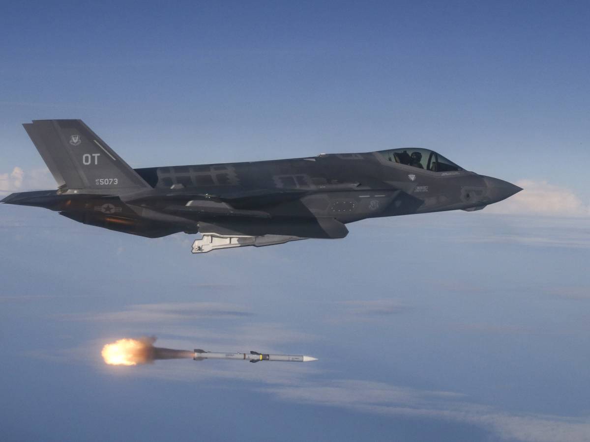 Il Pentagono sigla il più imponente ordine di missili AIM 120 AMRAAM mai effettuato