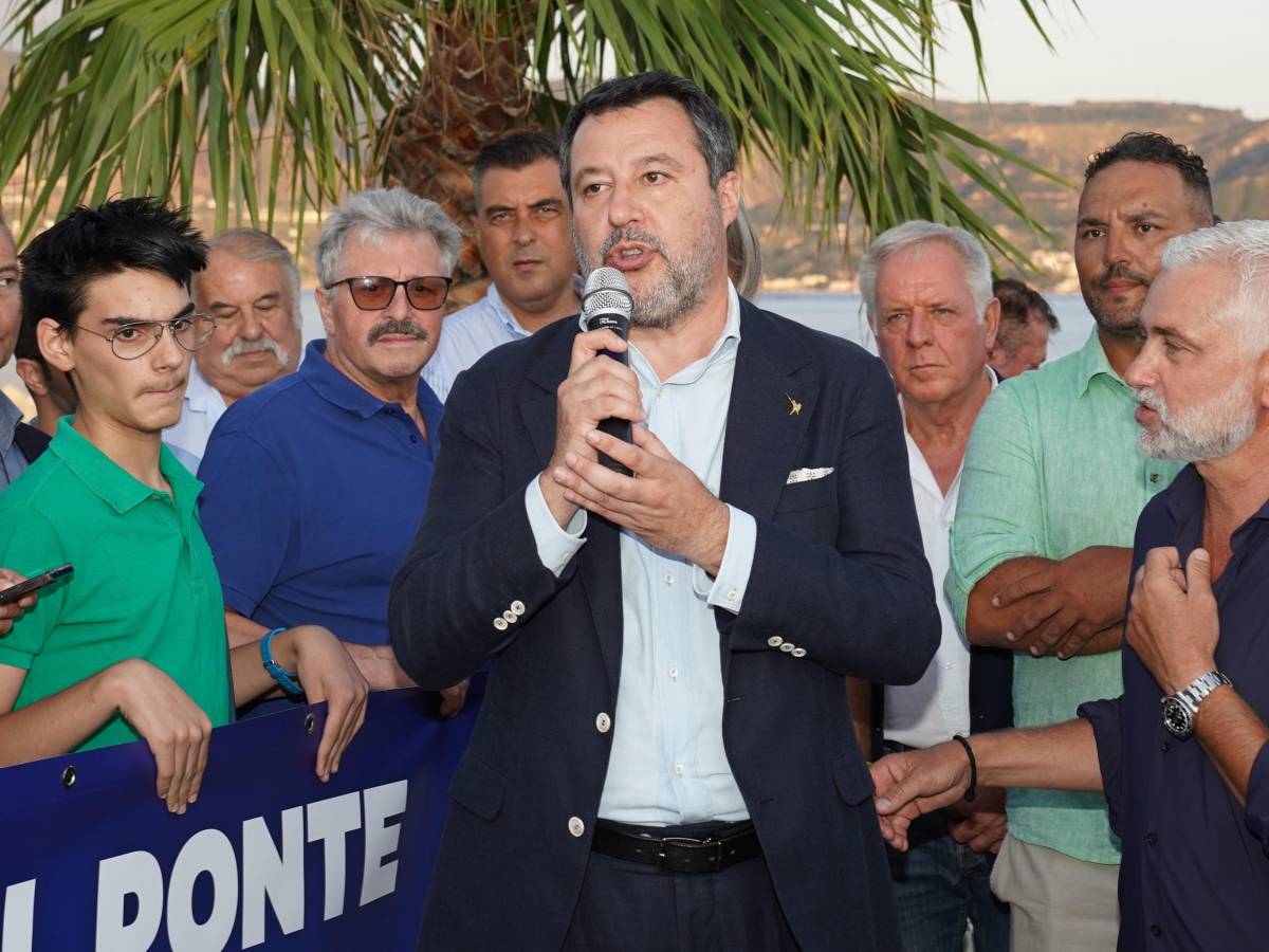 Salvini annulla gli impegni per visite mediche. "Domani a Pontida"