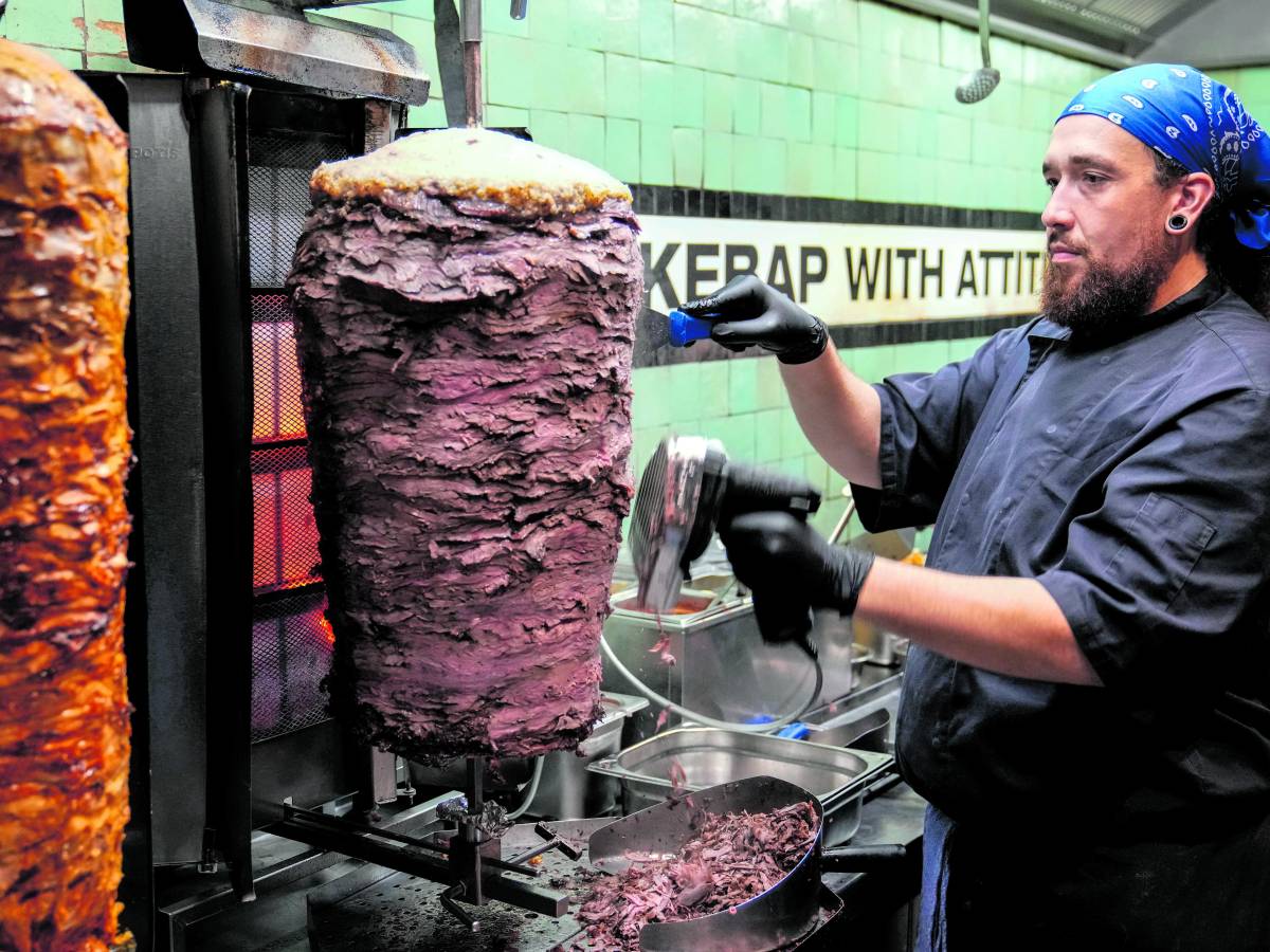 ai tedeschi togliete tutto ma non l8217adorato kebab operai in rivolta scorte a rischio e prezzi alle stelle
