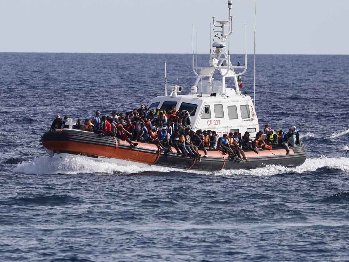 Immigrazione illegale, Italia nel mirino: come cambiano le strategie dei trafficanti