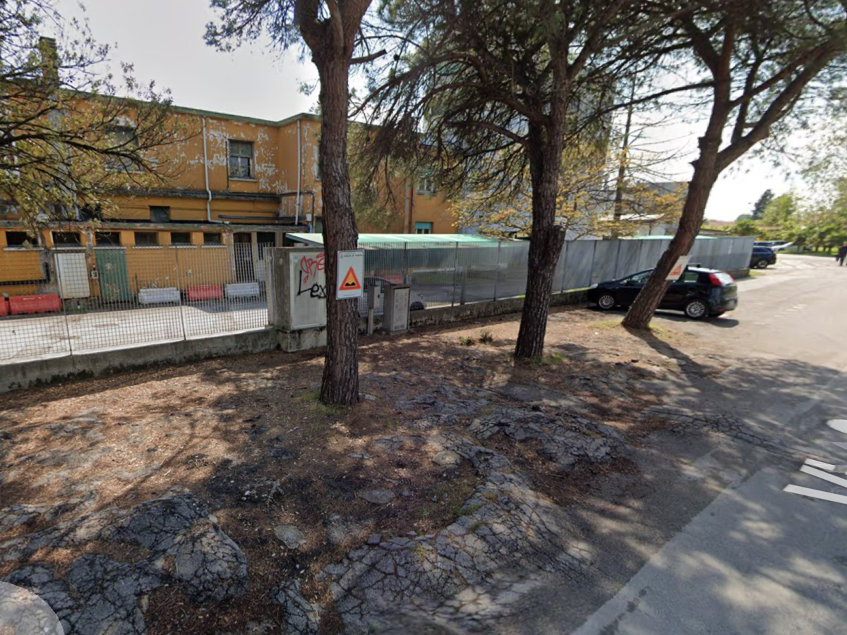 rapinano e stuprano una 19enne in un capannone arrestati tre tunisini