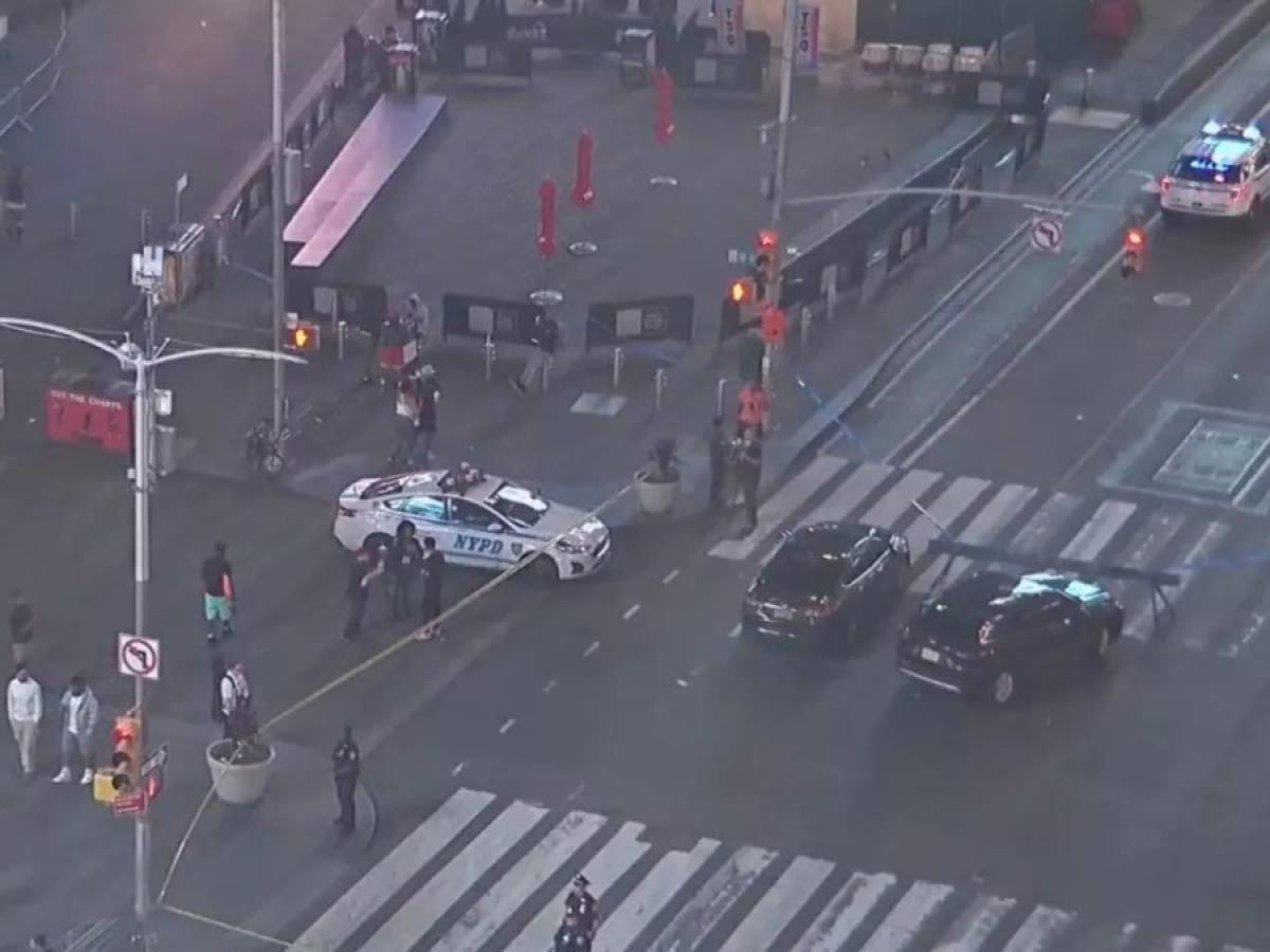 Paura e sangue a Times Square: giovane spara sui passanti Paura e sangue a Times Square: giovane spara sui passanti