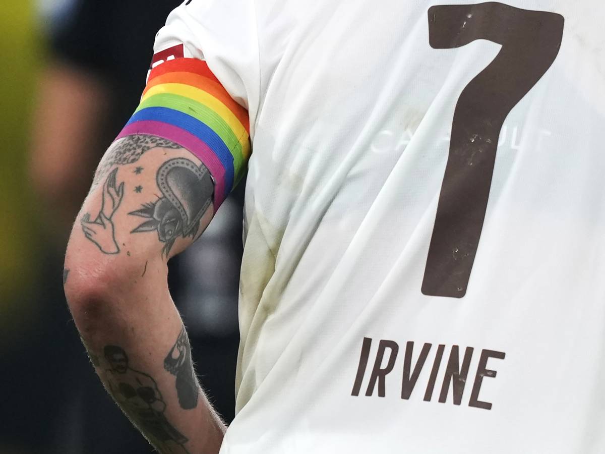 la premier league dice basta al woke stop alle fasce da capitano lgbt