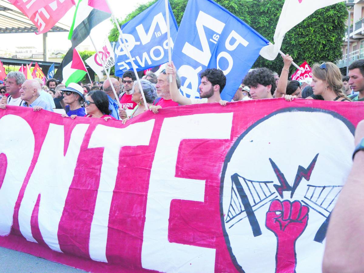 i no ponte in marcia insulti a salvini e prove di sabotaggi stop al cantiere