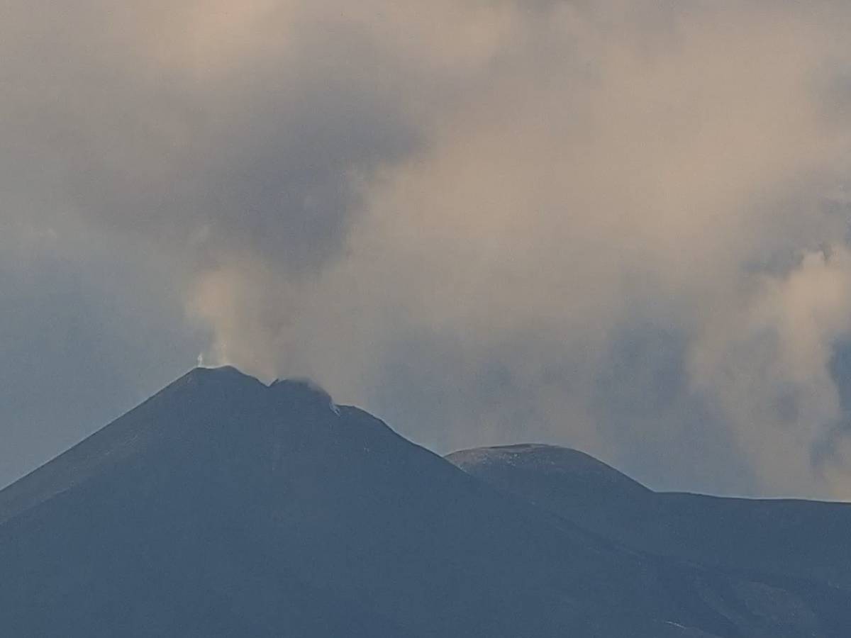 l etna fa paura colata lavica a 3mila metri allarme per i voli