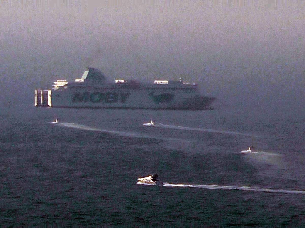 incendio a bordo di un traghetto al largo di capri nave agganciata e trainata verso napoli