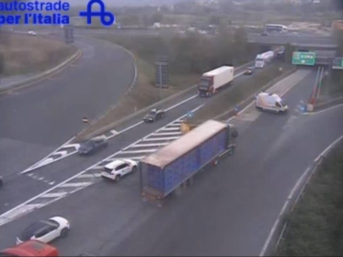 autocisterna a fuoco sulla a1 code infinite e traffico bloccato