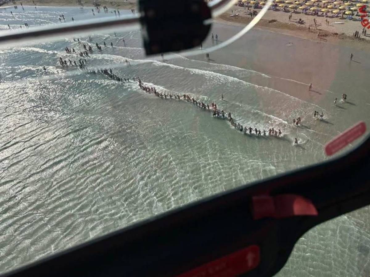 Bimbo di sei anni disperso in spiaggia e i bagnanti formano una catena umana per cercarlo Bimbo di sei anni disperso in spiaggia e i bagnanti formano una catena umana per cercarlo