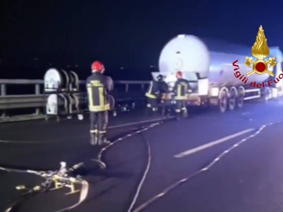 Cisterna a fuoco sulla A1, Milano-Napoli ancora chiusa: code fino a 10 km