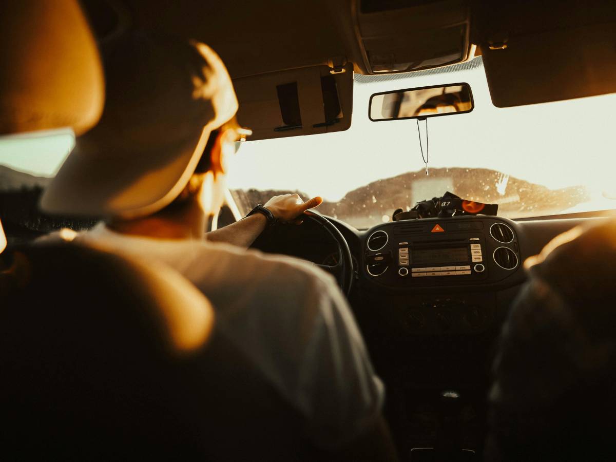 occhio agli oggetti rimasti in auto sotto il sole ecco quali possono provocare incendi