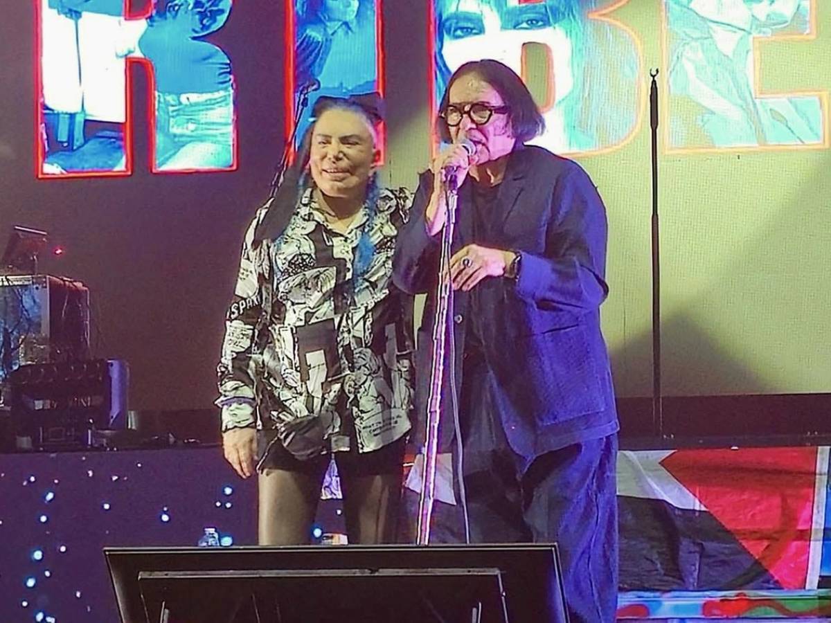 renato zero e loredana bert232 fanno pace dopo anni l abbraccio sul palco