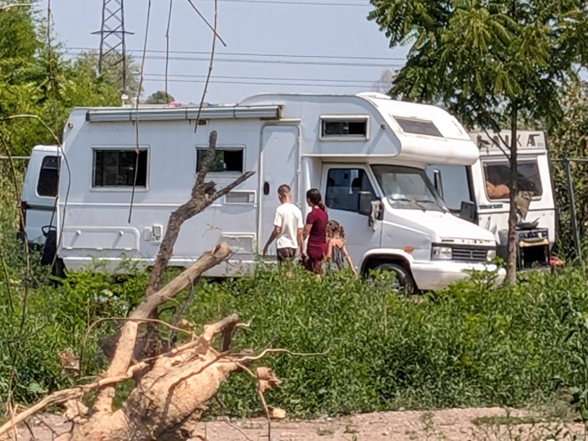 dieci minorenni via dal campo nomadi