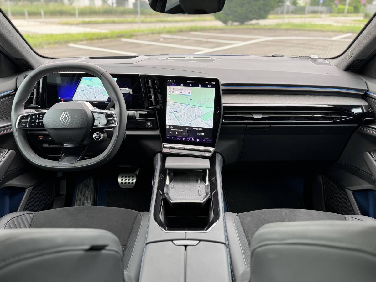 Renault Rafale plug-in: guarda la gallery del suv da 300 CV 16