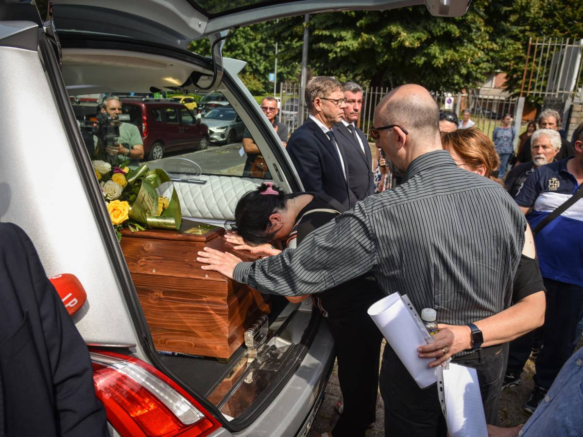 Almeno duecento persone ai funerali di Cecilia De Astis: il cordoglio di parenti e amici