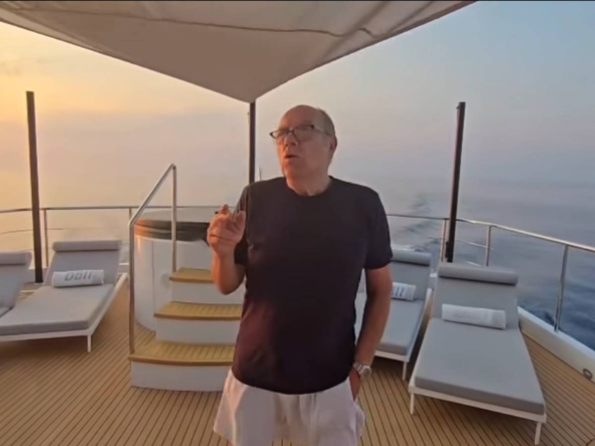 "Cargo battente bandiera liberiana...". Gli auguri di ferragosto di Carlo Verdone