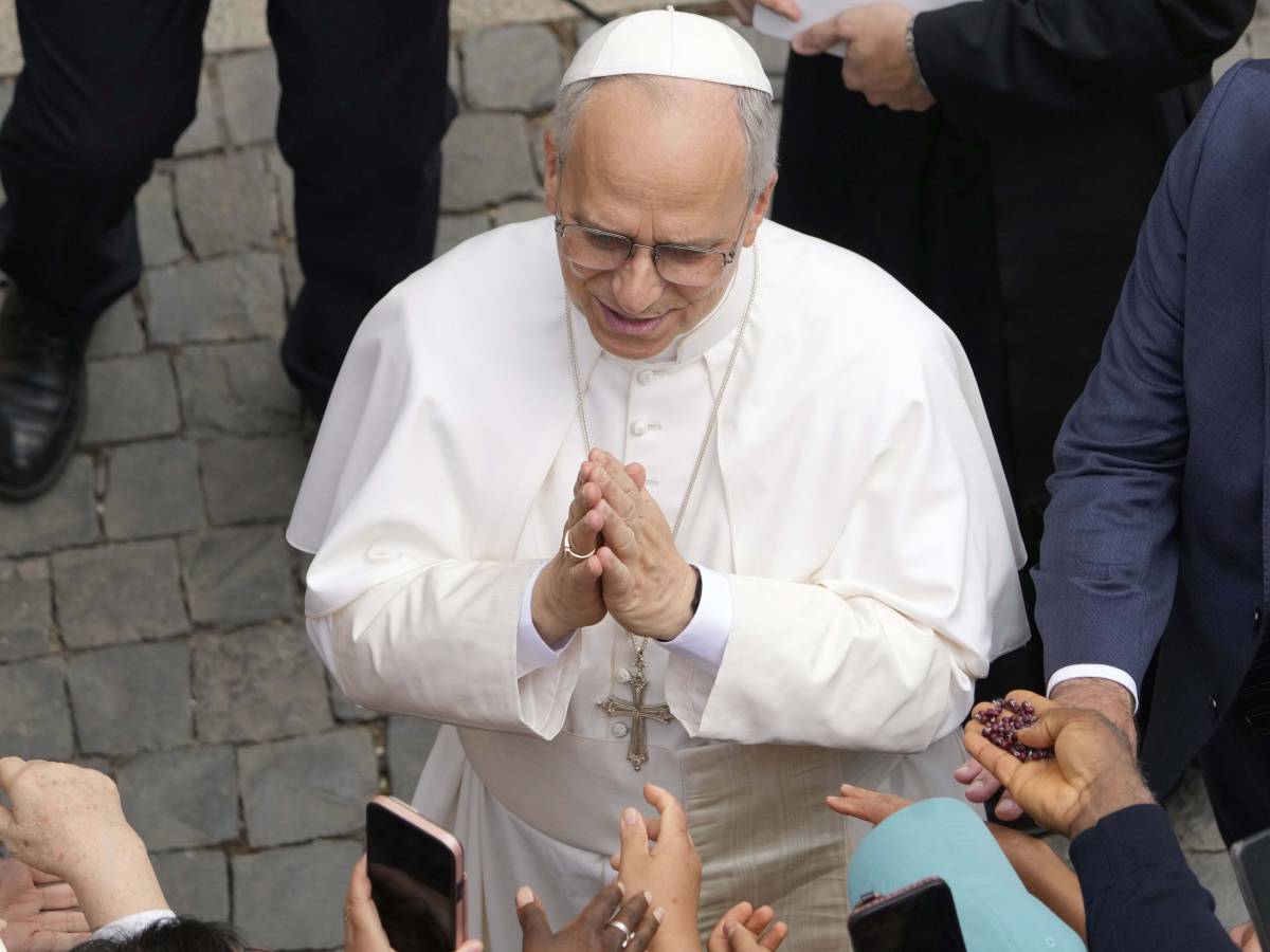 non rassegnarsi al prevalere della logica del conflitto all angelus papa leone cita anche dante
