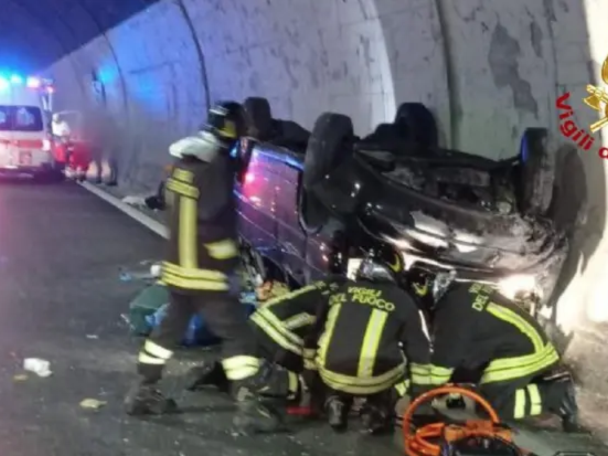 Veicolo si ribalta in galleria, estratti dal mezzo anche 5 bambini