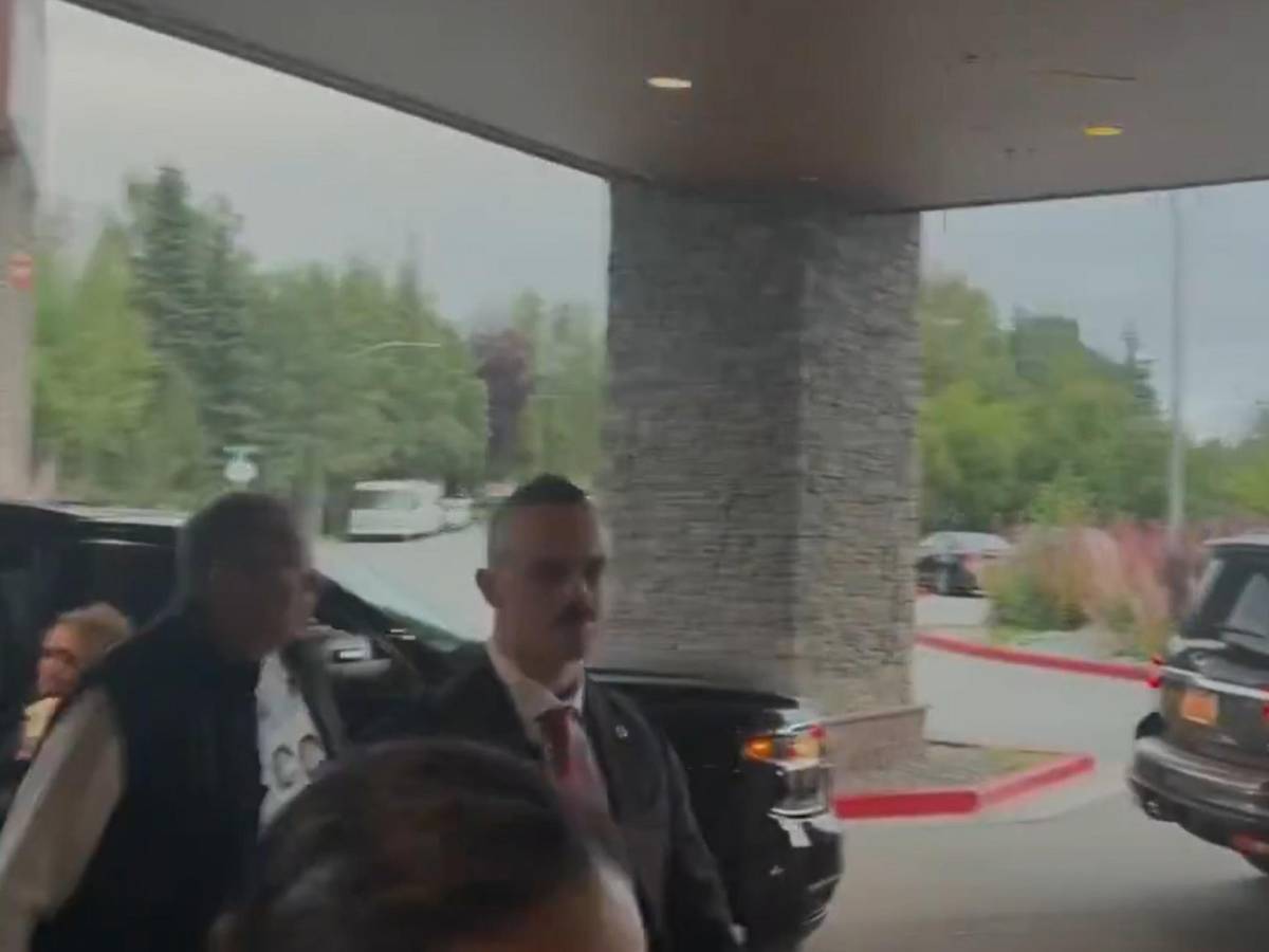 Lavrov in Alaska con la felpa Cccp: cosa c