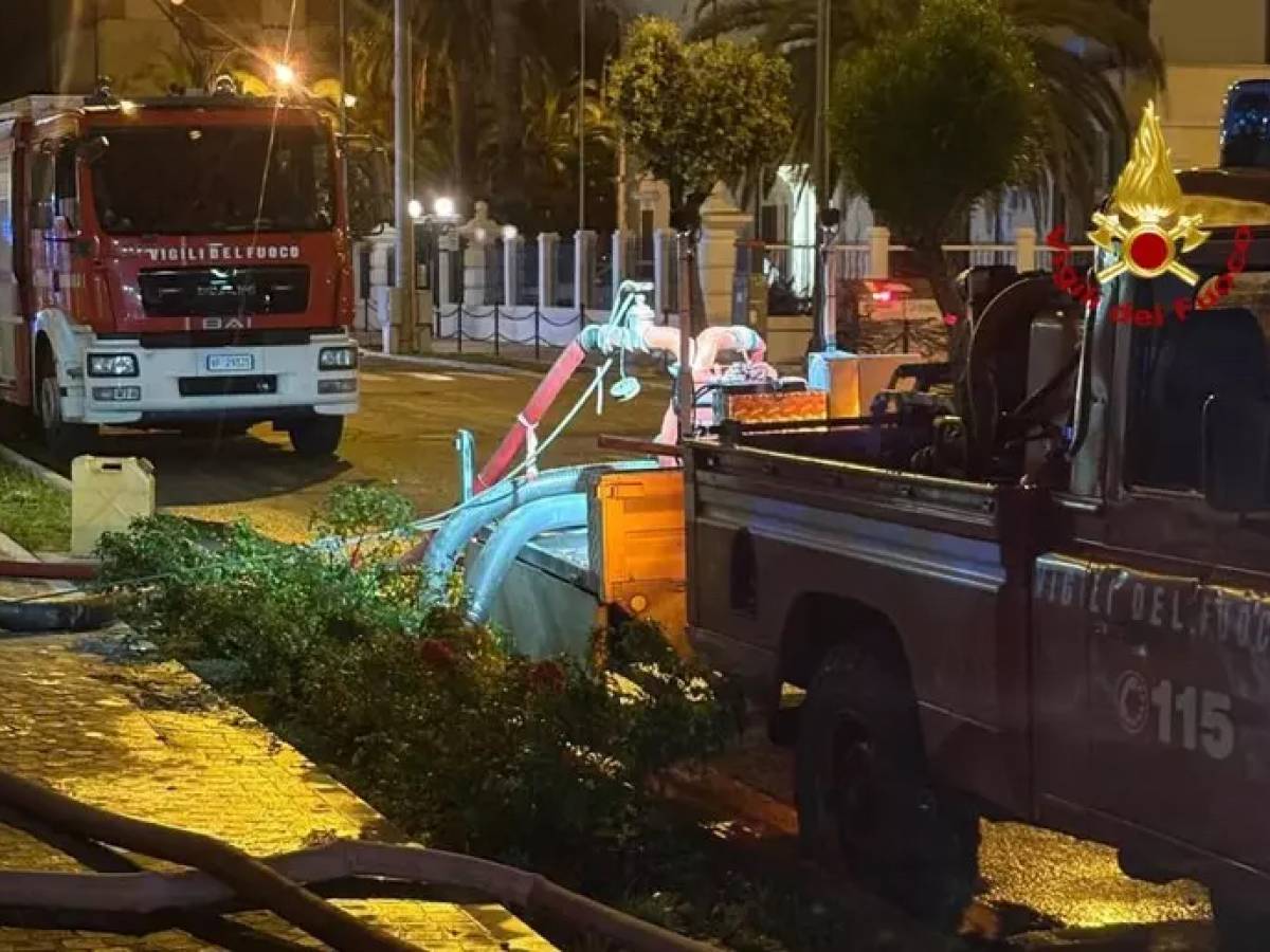 un albero centrato da un fulmine cade su un auto un morto e tre feriti gravi