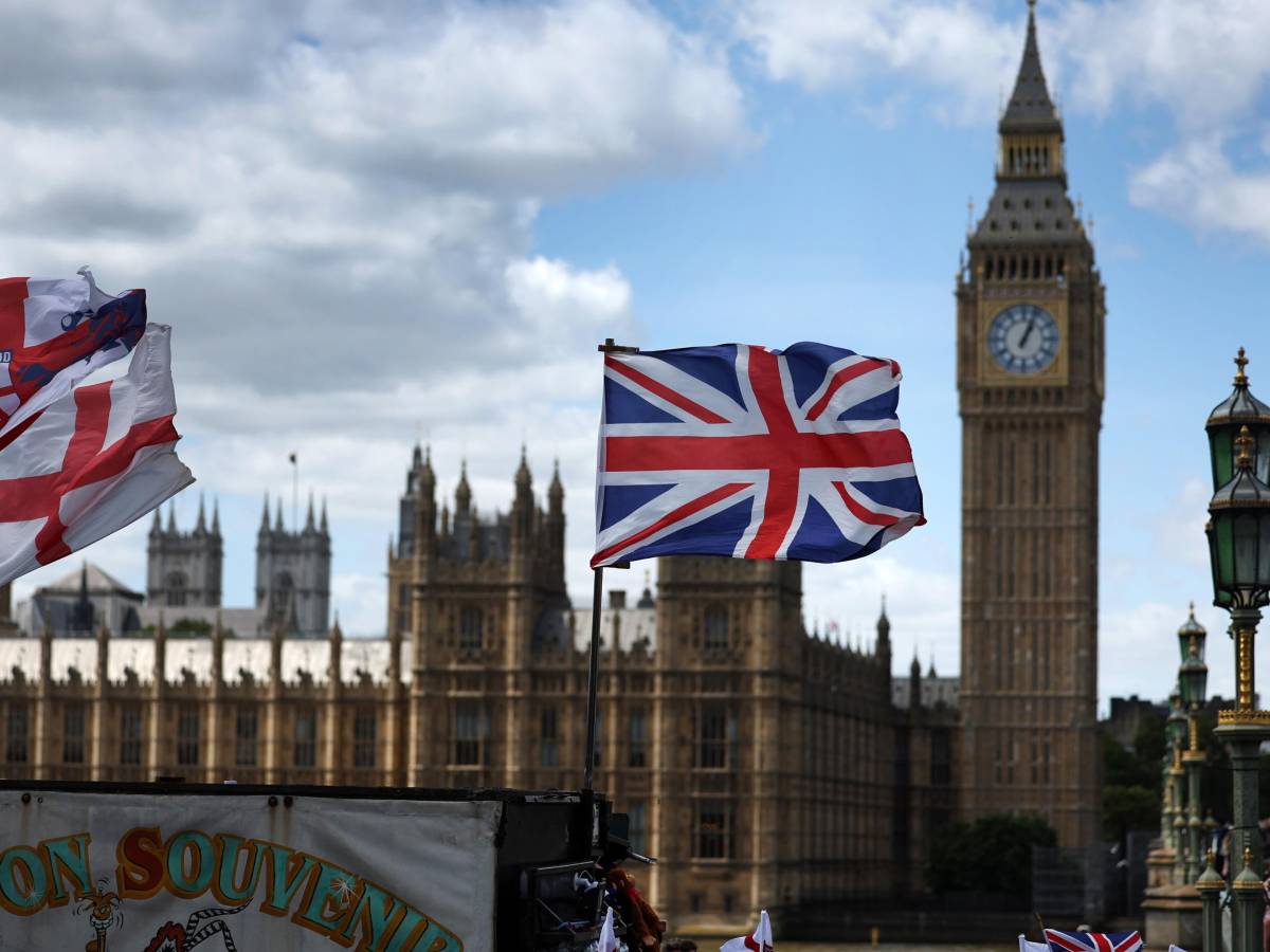 "Sì a quelle palestinesi, no a quelle inglesi". La guerra delle bandiere che infiamma il Regno Unito