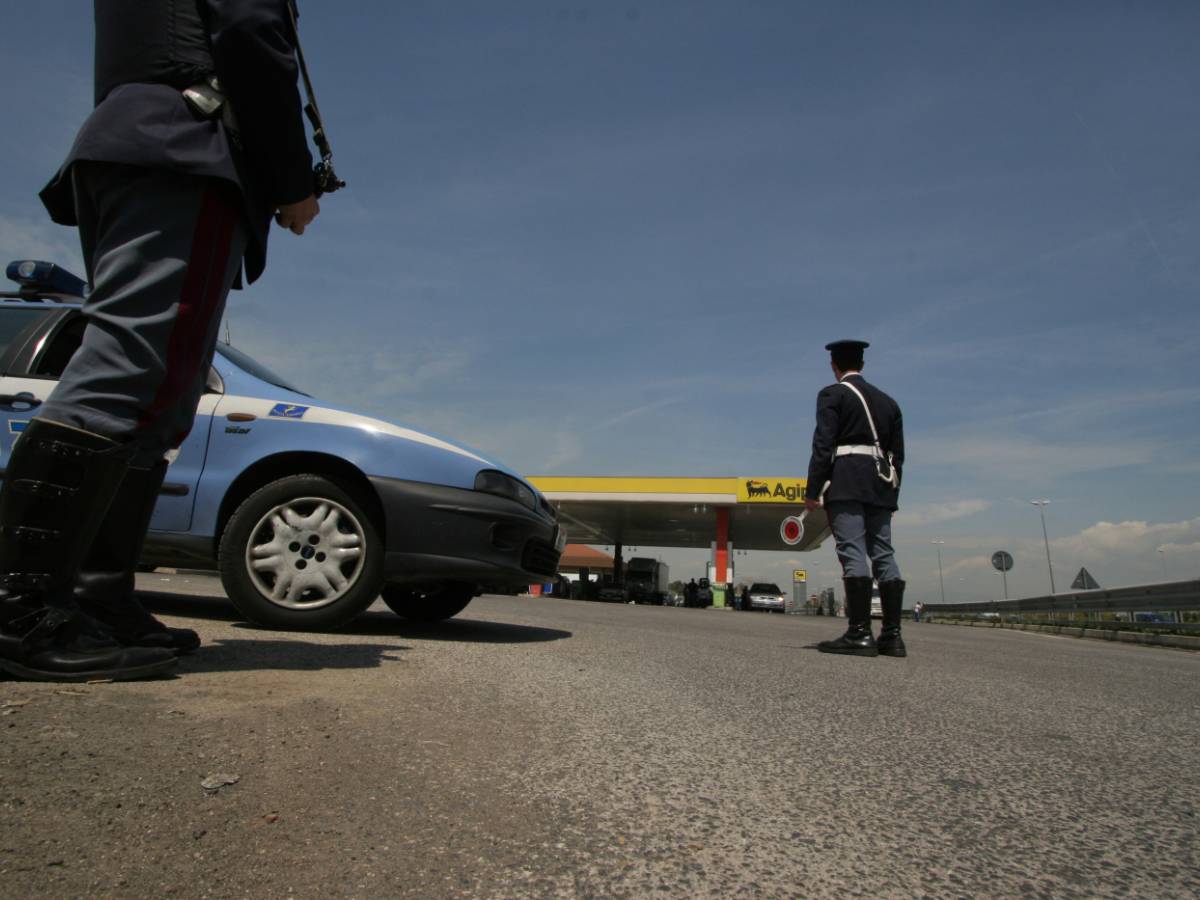 tragedia sfiorata in a22 pap224 dimentica le figlie in autogrill cosa 232 successo