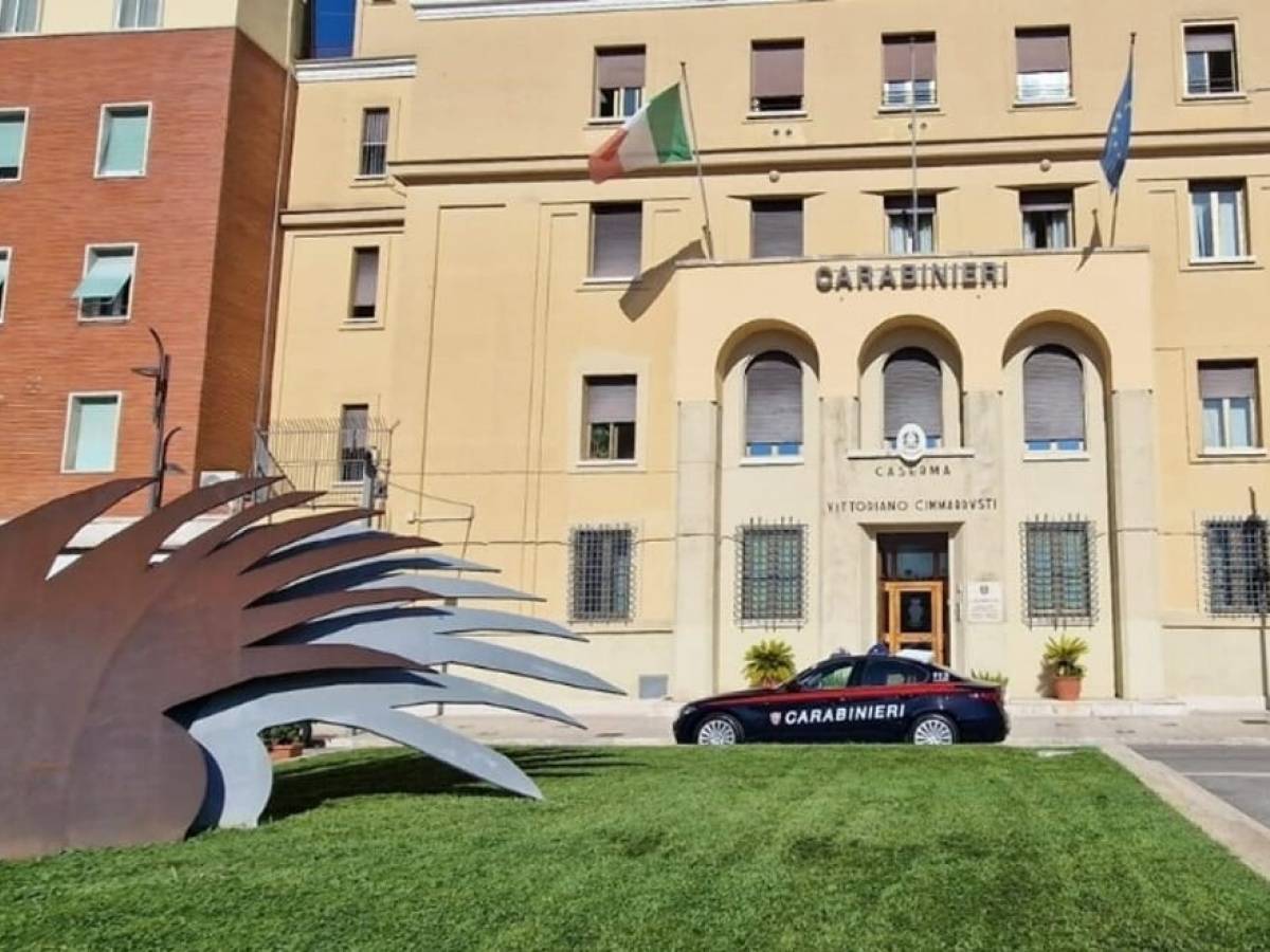 Sorprende i ladri in casa, spara e ne ferisce uno. Il 72enne finisce denunciato Sorprende i ladri in casa, spara e ne ferisce uno. Il 72enne finisce denunciato