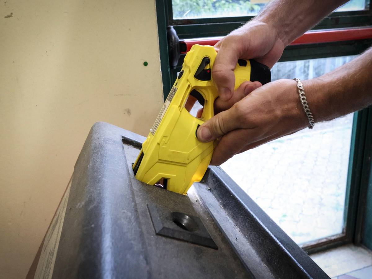 Piantedosi spegne le polemiche sul taser: "Strumento imprescindibile"