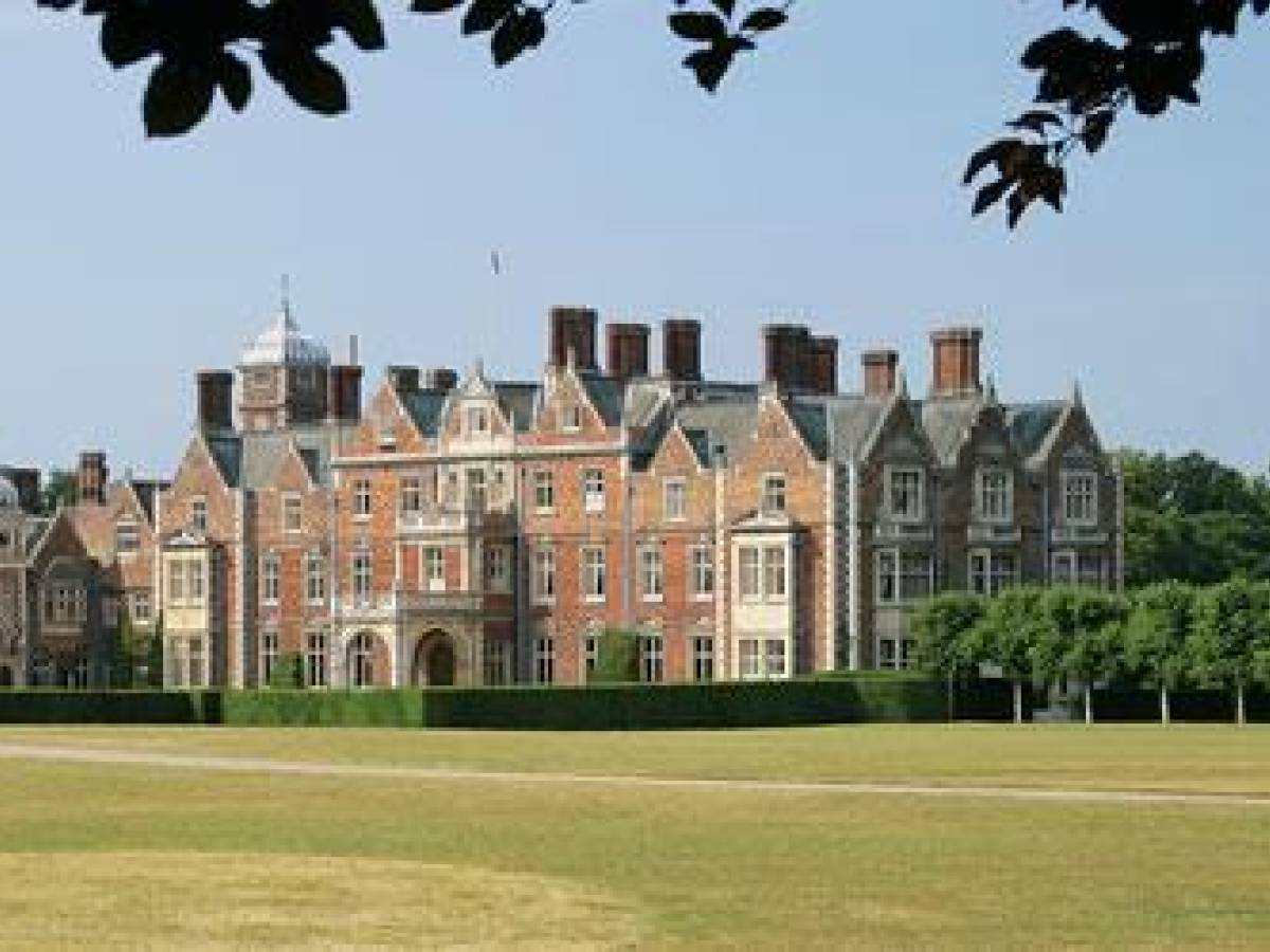 "Un esorcismo a Palazzo". La strana storia di Elisabetta e dei fantasmi a Sandringham "Un esorcismo a Palazzo". La strana storia di Elisabetta e dei fantasmi a Sandringham