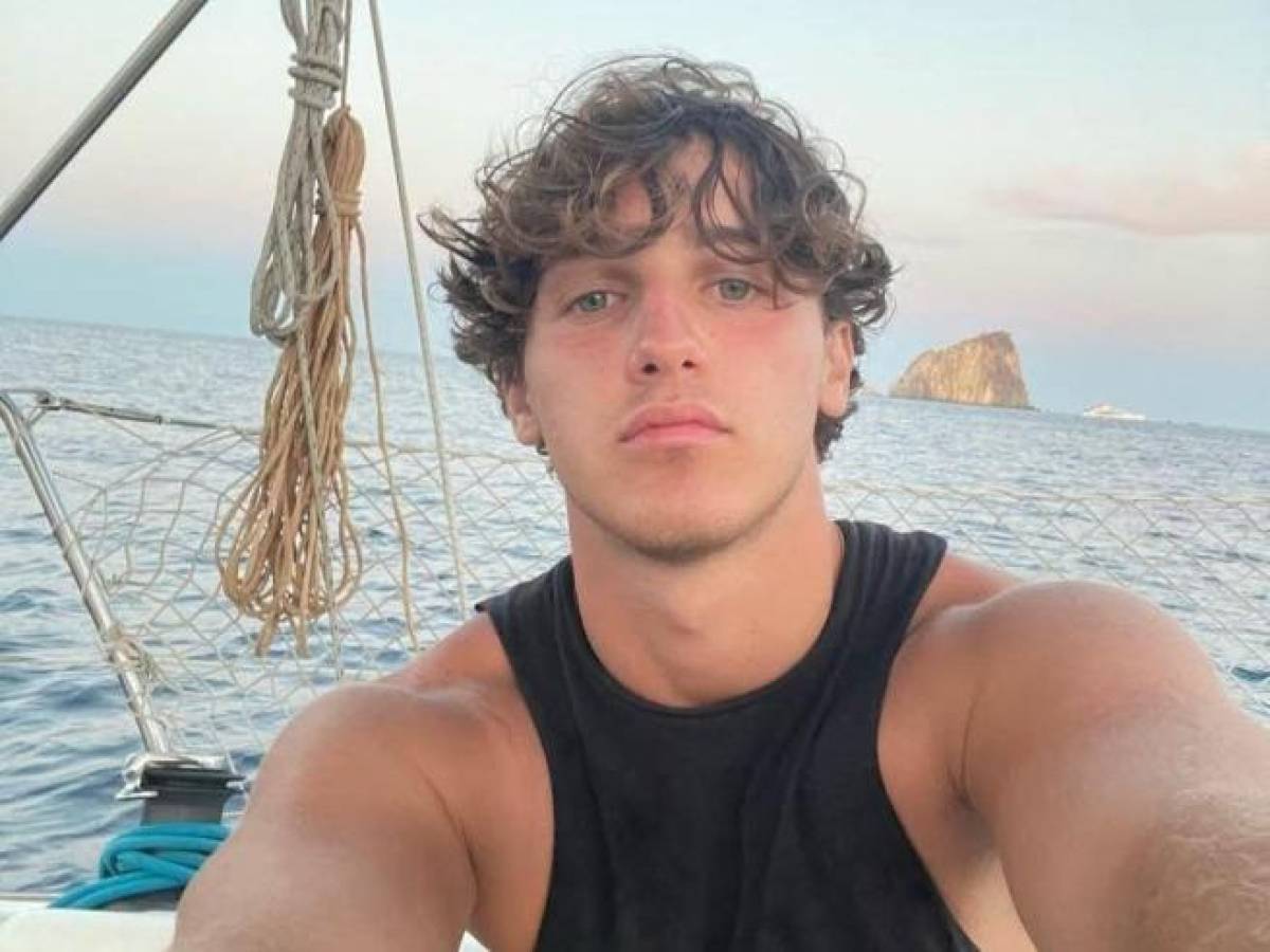 si tuffa dalla scogliera sbatte sulle rocce e muore